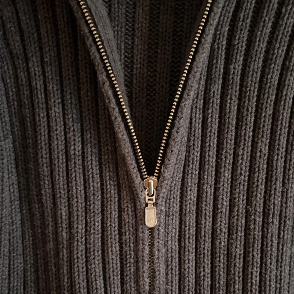 Men’s dark gray zip up hooded Sweater - Picture 5 of 5